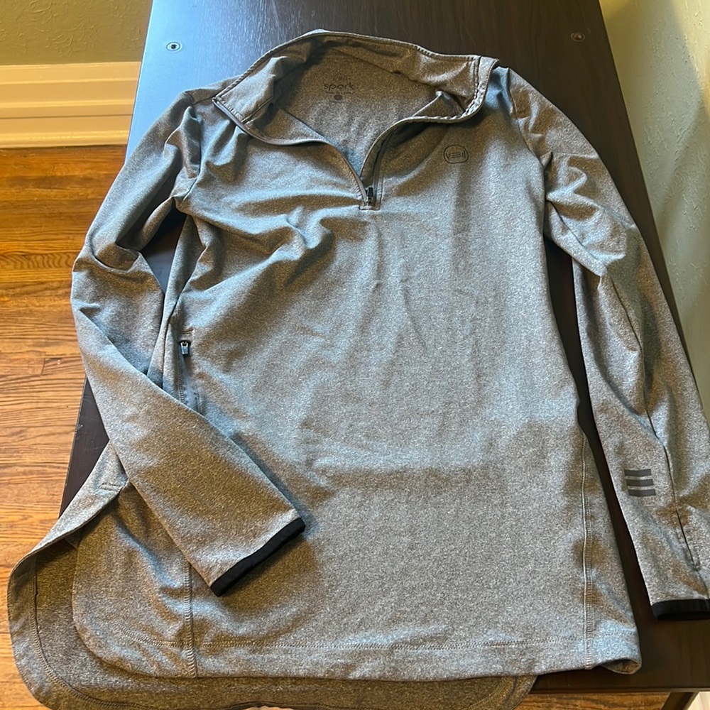 Spark workout top size small